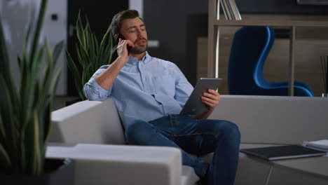 empresario hombre hablando por teléfono en la oficina. hombre de negocios usando computadora portátil buscando en la web
