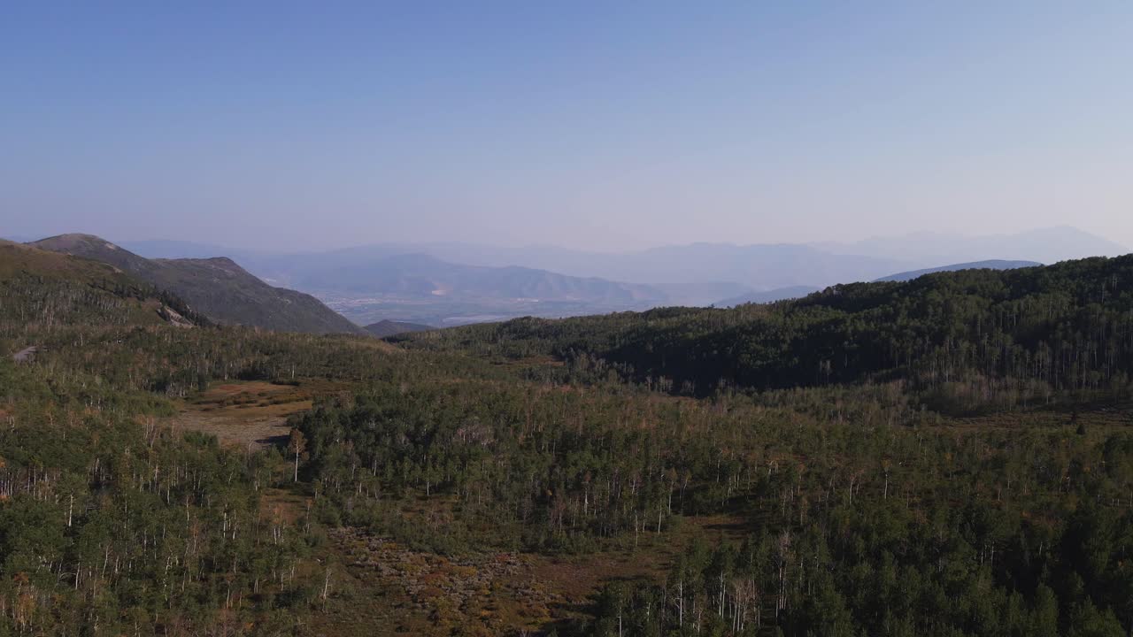 vista aérea del sendero, sección del bosque en guardsman pass, utah