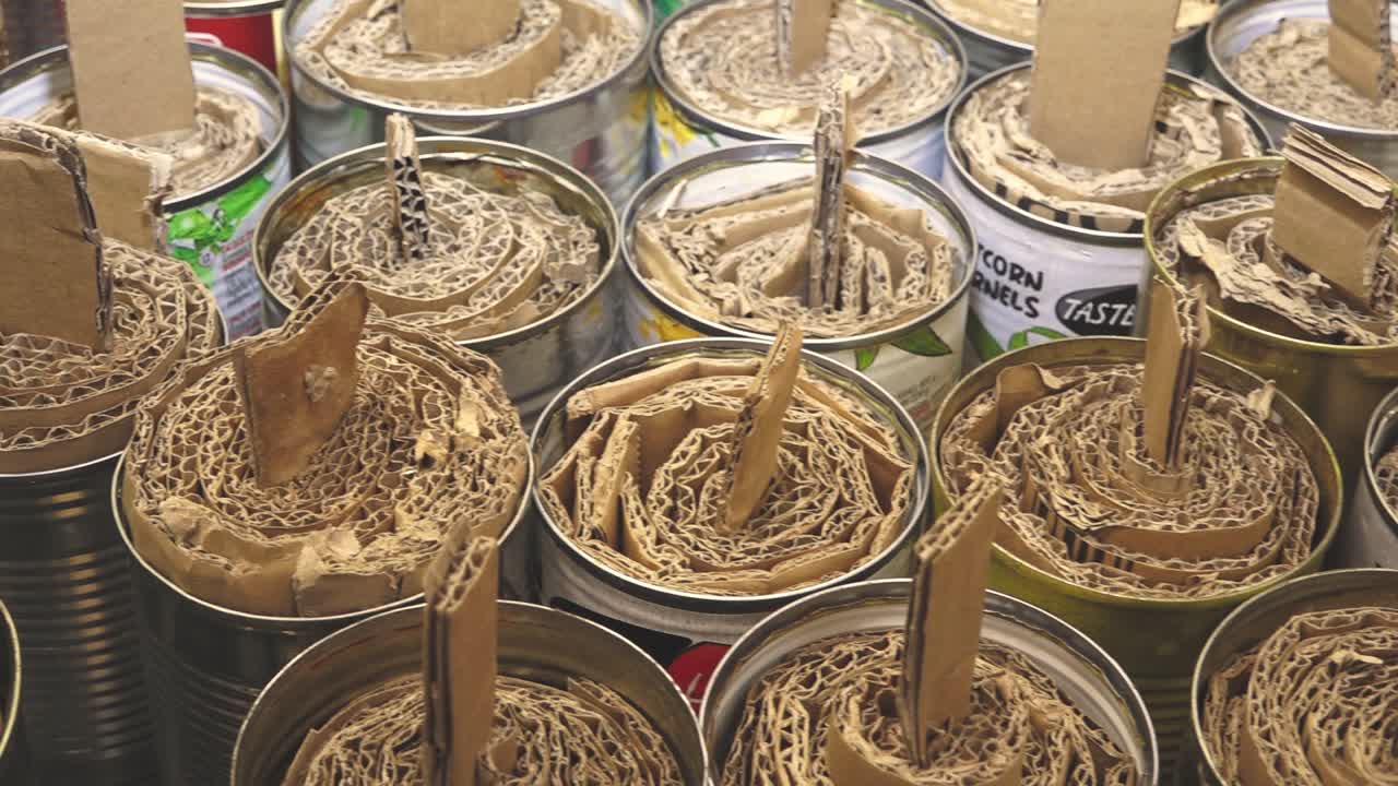 참호 양초는 자원 봉사 도우미가 만듭니다.