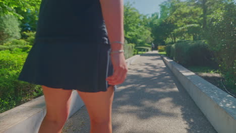 mujer caminando en un parque