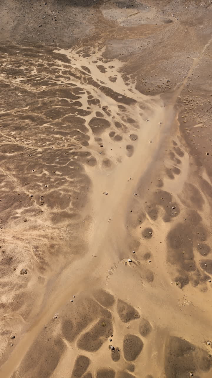 воздушный вид сухого русла реки в пустынном ландшафте