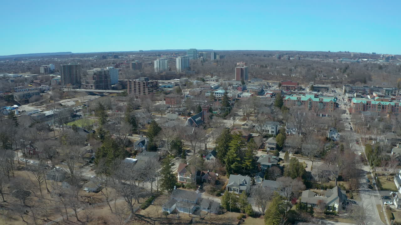 vista aérea de la ciudad de oakville, ontario en un día claro y soleado