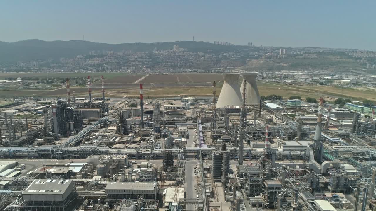 굴뚝과 석유 저장 탱크가 있는 대규모 정유 공장의 항공 영상