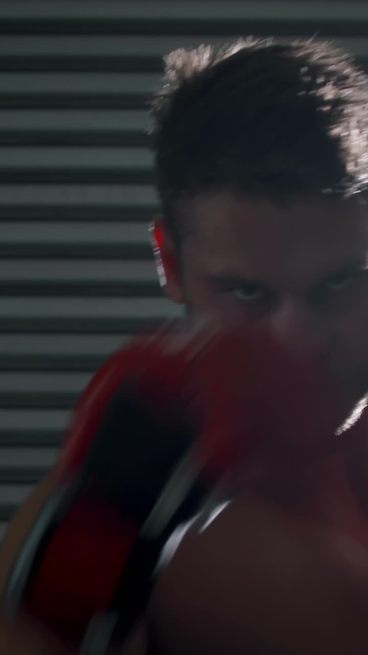 hombre musculoso boxeando en el gimnasio crossfit