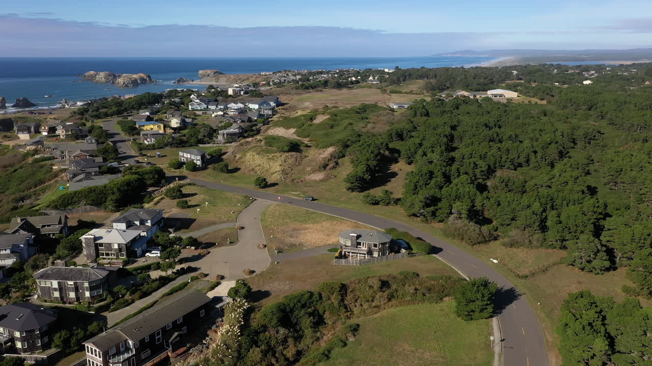 화창한 날에 밴든에 있는 해안 동네의 공중 정적 샷