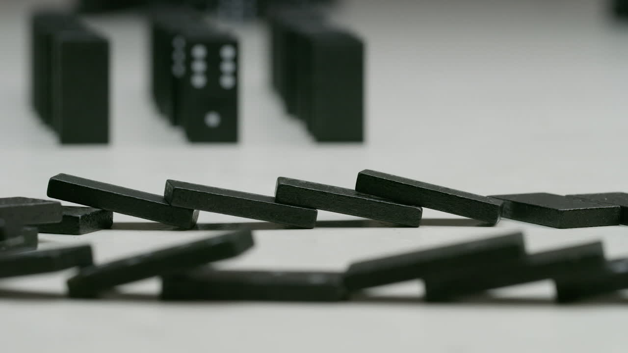 filas de dominó negro en estudio