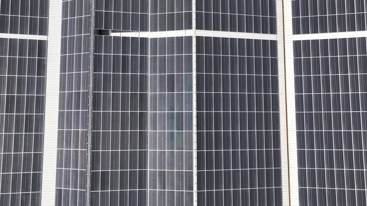 fotografía aérea de los paneles fotovoltaicos en el techo de la fábrica