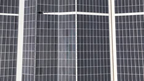 fotografía aérea de los paneles fotovoltaicos en el techo de la fábrica