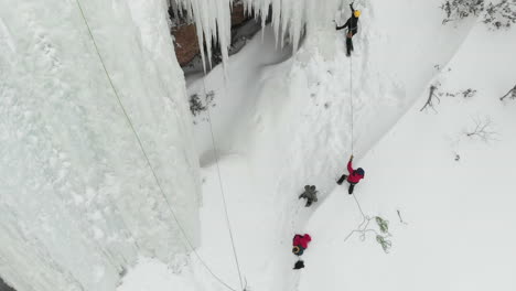 Eisklettern-An-Einer-Schönen-Formation-Aus-Drohnensicht