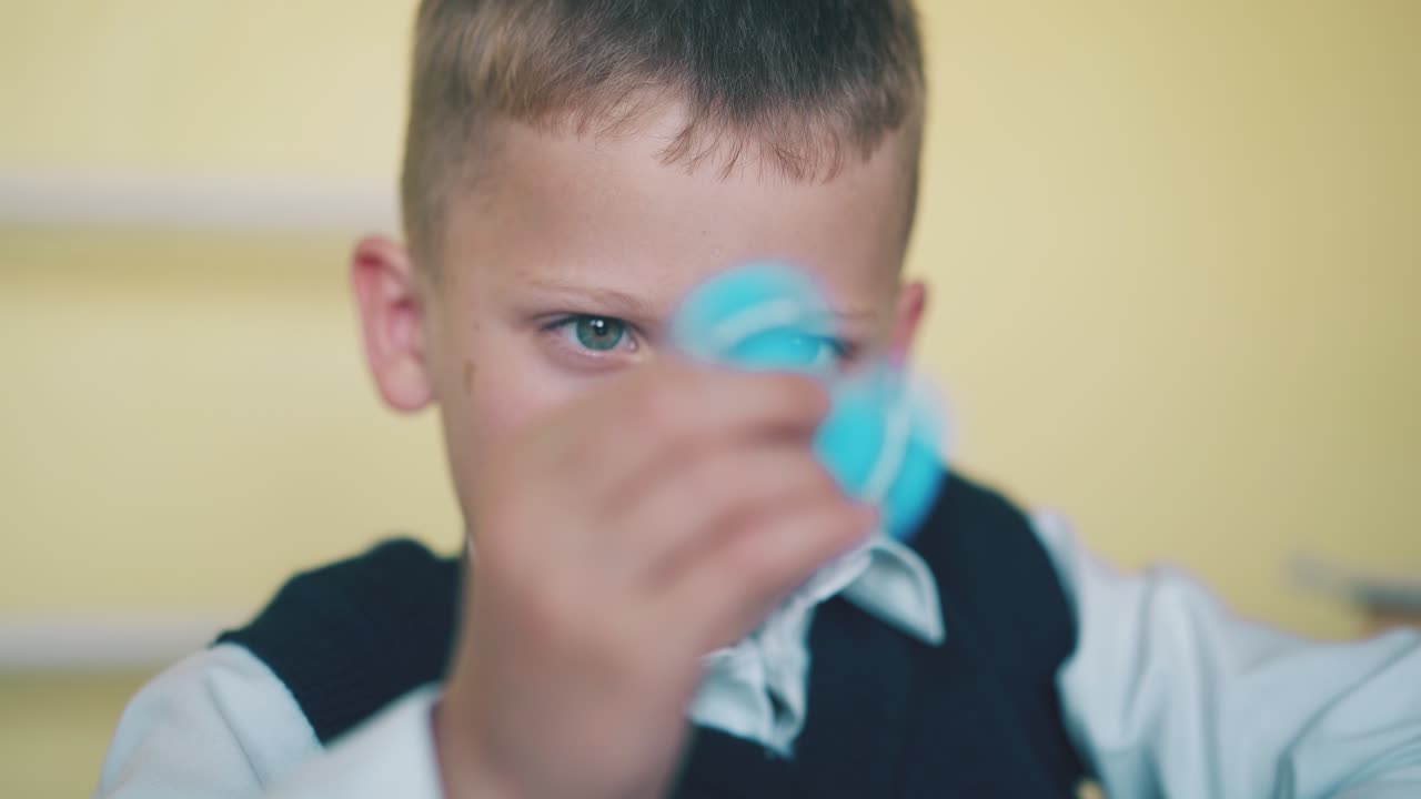 야빙 학교 소년은 가 ⁇ 운 교실에서 파란 스피너가됩니다.