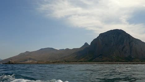 reserva natural siciliana riserva dello zingaro en sicilia con montañas vistas desde un barco en movimiento