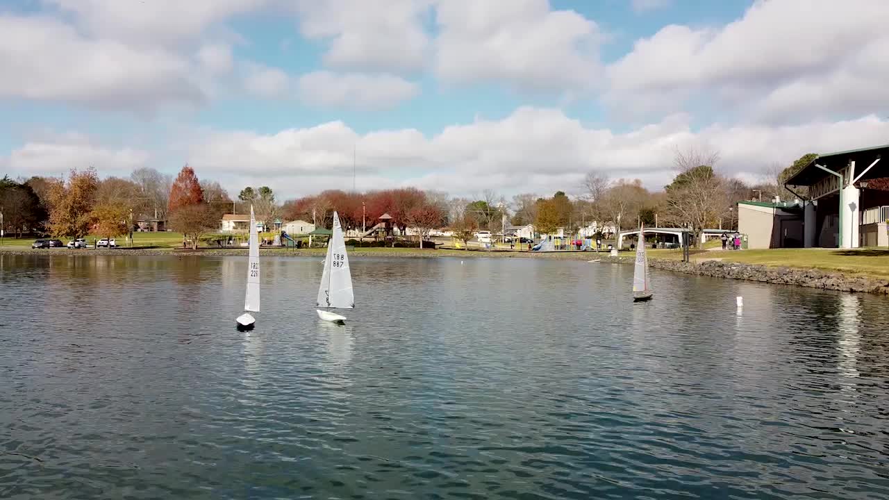 호수 를 가로질러 항해 하는 배 경주