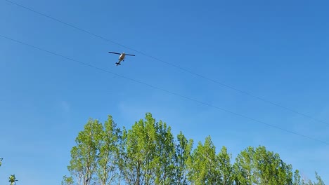 Ein-Rettungshubschrauber-Füllt-Den-Wasserbeutel-An-Einem-Stausee-Wieder-Auf,-Um-Einen-Brand-Zu-Löschen