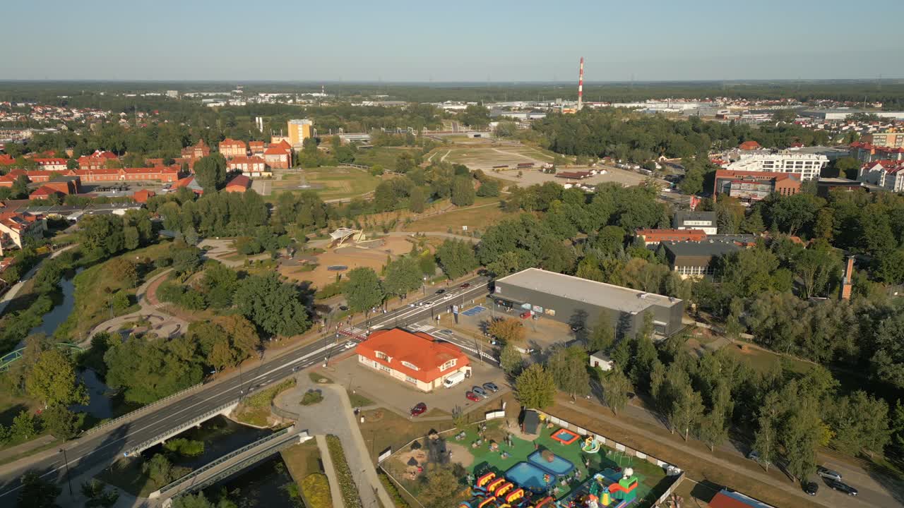 tráfico callejero urbano carretera, parques y patios de recreo urbanos, vista de la ciudad verde de alce, aérea