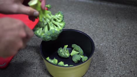 Cortar-Floretes-De-Brócoli-Crudo-Orgánico-Verde-Saludable-Para-Hervir-En-Agua