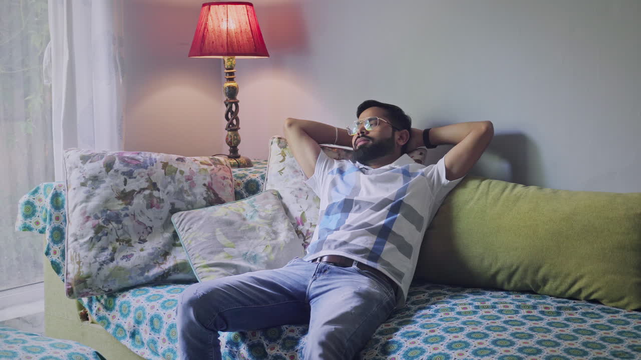 hombre relajándose en el sofá en casa