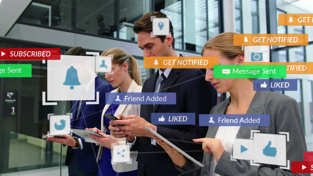 스마트 폰을 사용하는 사람들 위에 떨어지는 소셜 미디어 아이콘의 애니메이션