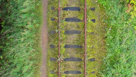 Vogelperspektive-Nach-Alten-Rostigen,-Verlassenen-Bahngleisen