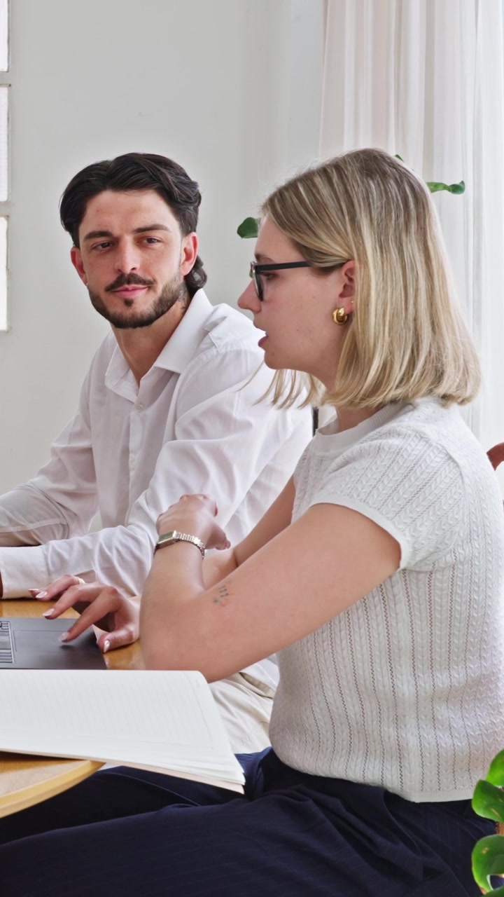 Due professionisti d'affari che discutono di lavoro in un ufficio moderno