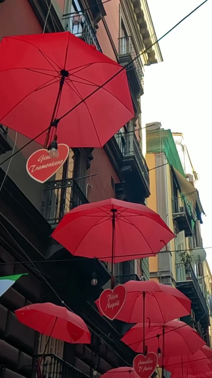 활기찬 우산들이 은 나폴리 거리를 장식합니다.