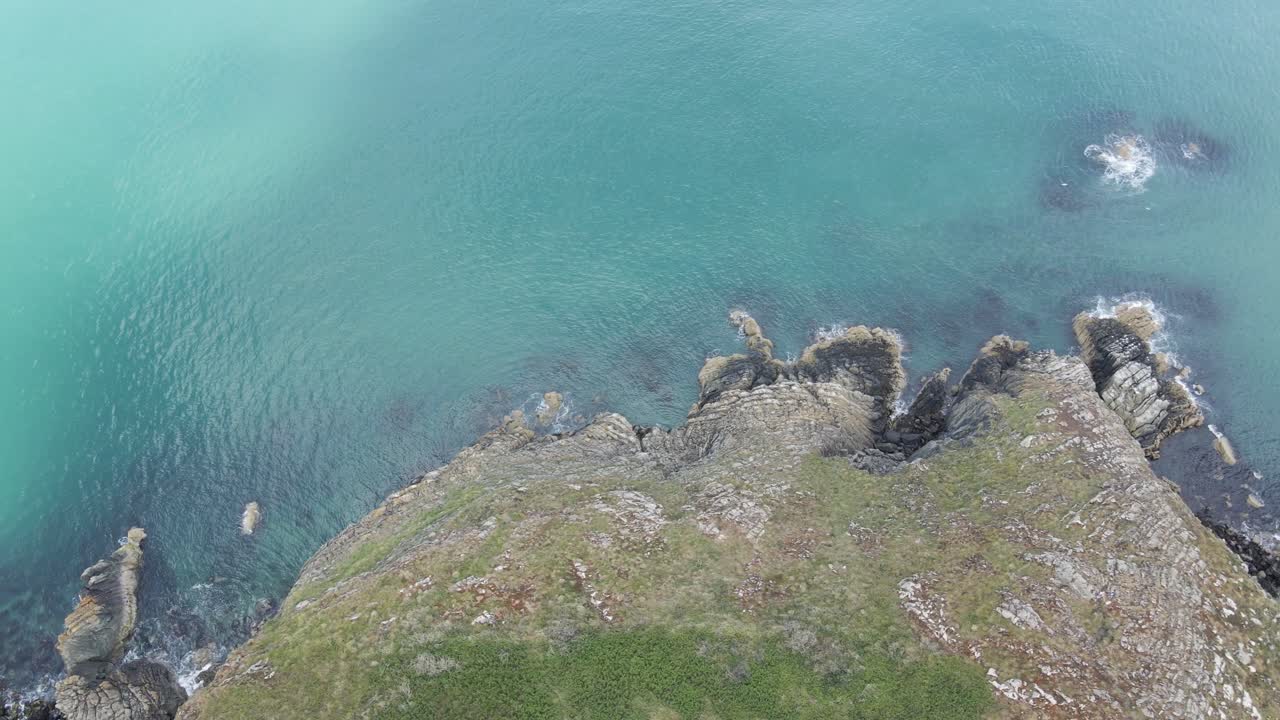 agua azul turquesa junto al mar irlandés y los acantilados rocosos cerca de dublín y bray town en wicklow, irlanda