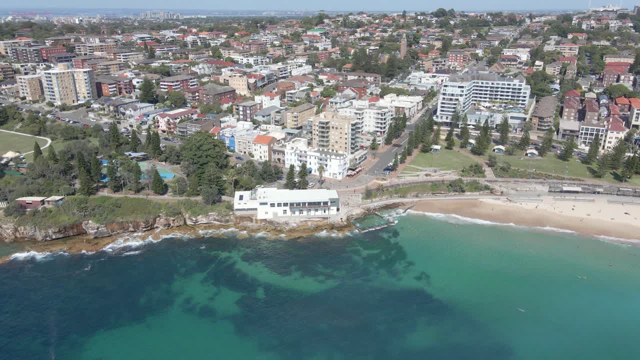 호주 뉴 사우스 웨일즈 주 쿠지 베이에 있는 그랜트 보호 구역 근처에 로스 존스 록풀이 있는 쿠지 서핑 인명 구조 클럽의 공중 전망