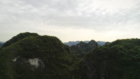 Push-out-view-of-Halong-Bay-in-Vietnam