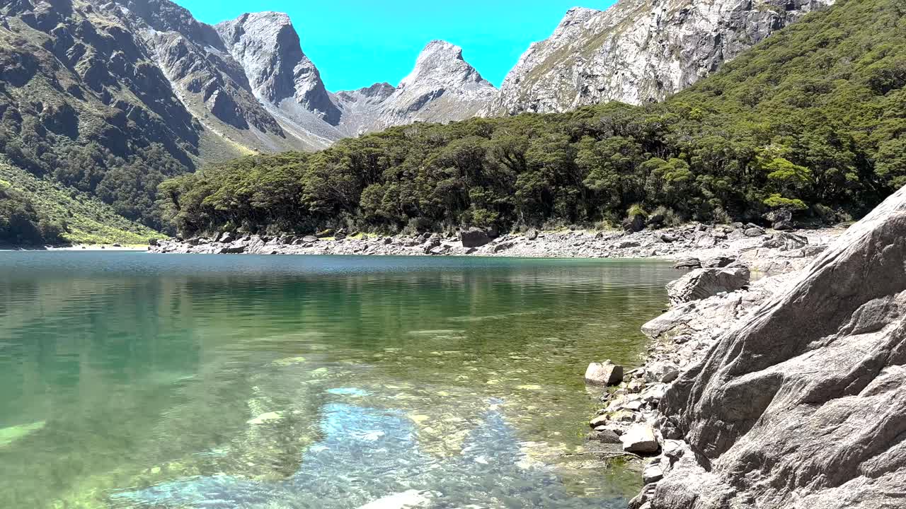 Bellissimo lago alpino e alte montagne della Nuova Zelanda. Lago MacKenzie, Routeburn