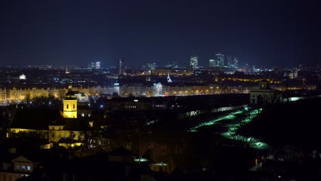 vista estática del paisaje urbano de praga, la capital checa, con la casa de baile por la noche