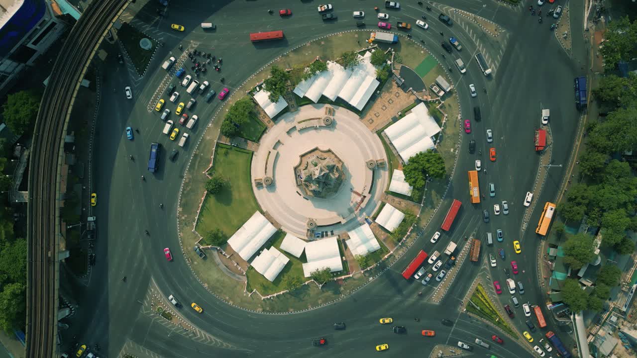 imagen de avión no tripulado urbano de 4k de una vista aérea panorámica humeante de la rotonda del monumento a la victoria en el centro de bangkok, tailandia durante la temporada de quemaduras