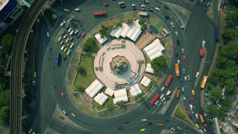 imagen de avión no tripulado urbano de 4k de una vista aérea panorámica humeante de la rotonda del monumento a la victoria en el centro de bangkok, tailandia durante la temporada de quemaduras