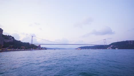 el puente del bósforo desde el mar.