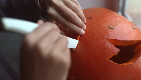 tallando una calabaza de halloween