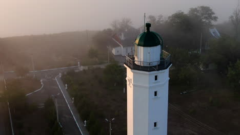 un hermoso faro en la orilla del mar