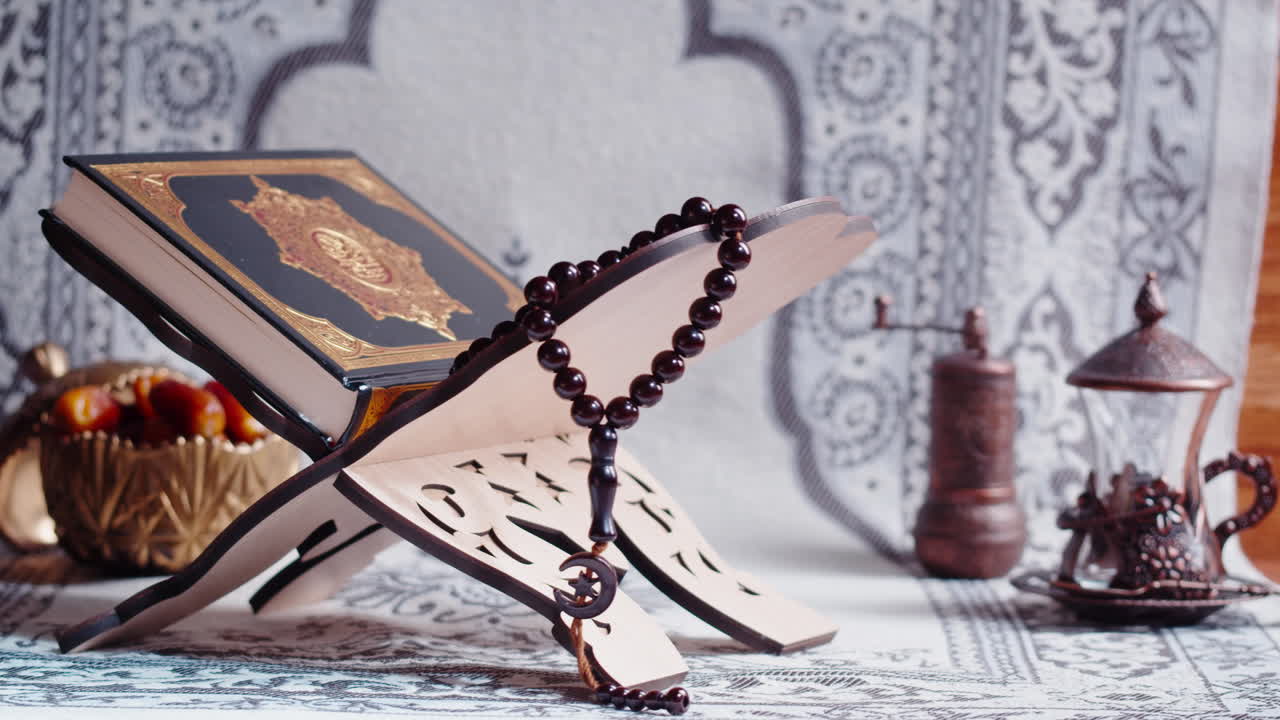 Primo piano del libro del Corano, preghiera, religione islamica. Festività religiosa del Ramadan, mese sacro. Culto, preghiera tradizionale a Dio.