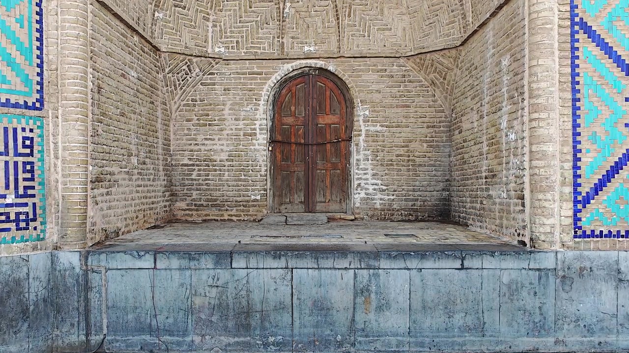 Tarihi Bir Binanın Süslü Tuğla Kemerli Girişinde Antik Ahşap Kapı