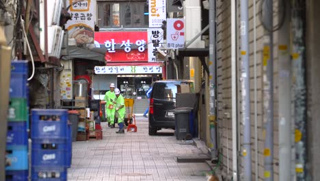 뒷골목에서 일하는 거리 청소부