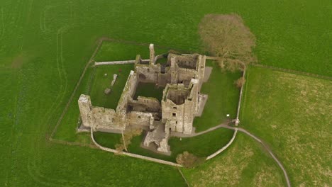 Luftaufnahme-Von-Oben-Nach-Unten-Umkreisen-Bective-Abbey