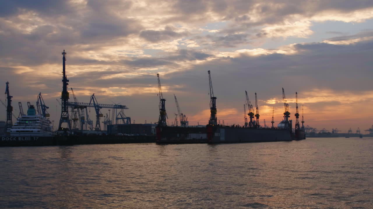 barco de vapor en el puerto de hamburgo con hermoso cielo por la noche en cámara lenta