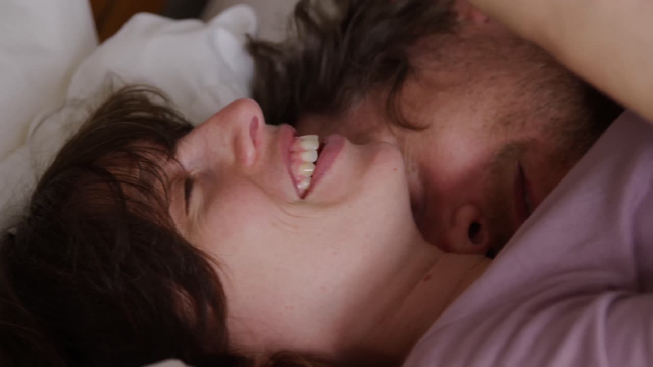 pareja caucásica abrazándose en casa