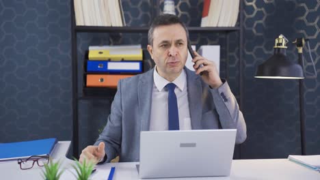 mientras habla por teléfono de problemas de trabajo en la oficina, se enoja y no puede controlar su ira.