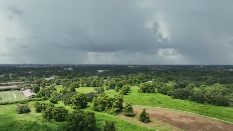 Vista-Panorámica-Aérea-De-La-Lluvia-Cerca-Del-Parque-De-La-Ciudad-En-Nueva-Orleans