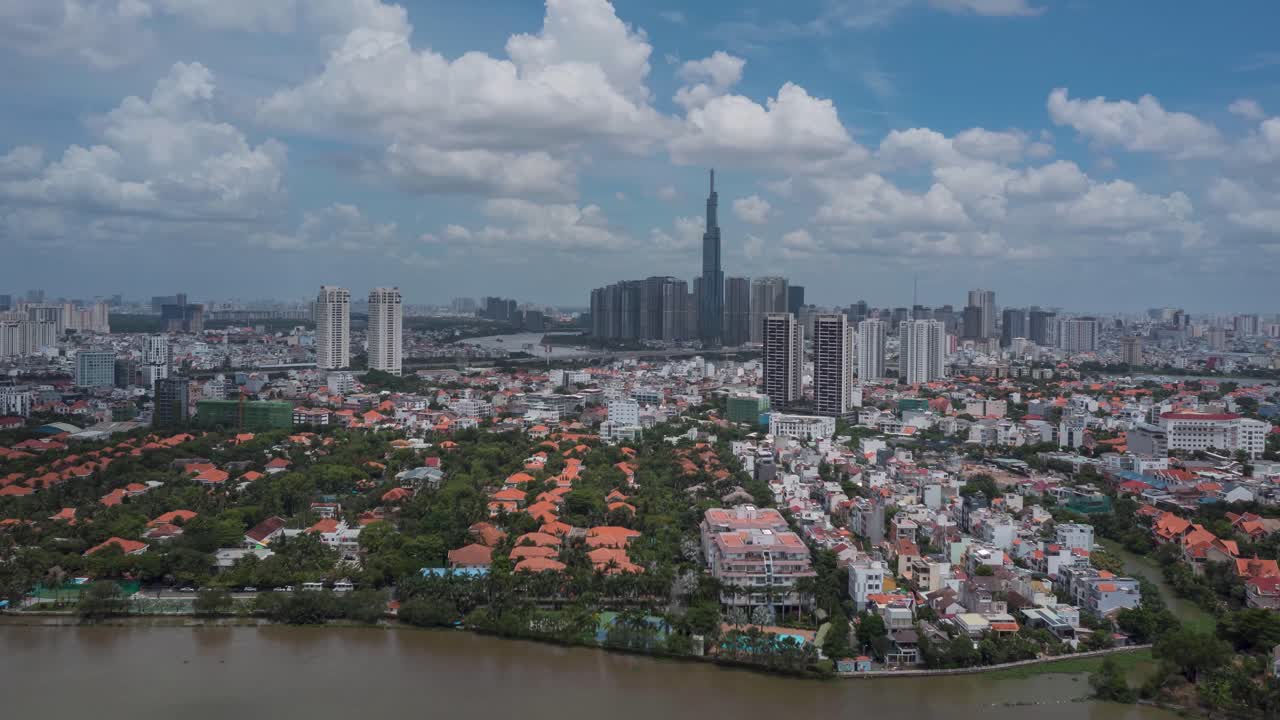 흥미로운 구름과 그림자, 해안가 주택 및 고층 건물이 있는 화창한 날 현대 도시의 공중 전망을 감상할 수 있는 공중 하이퍼랩스