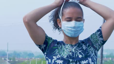 Mujer-Se-Pone-Una-Mascarilla-Médica-Quirúrgica