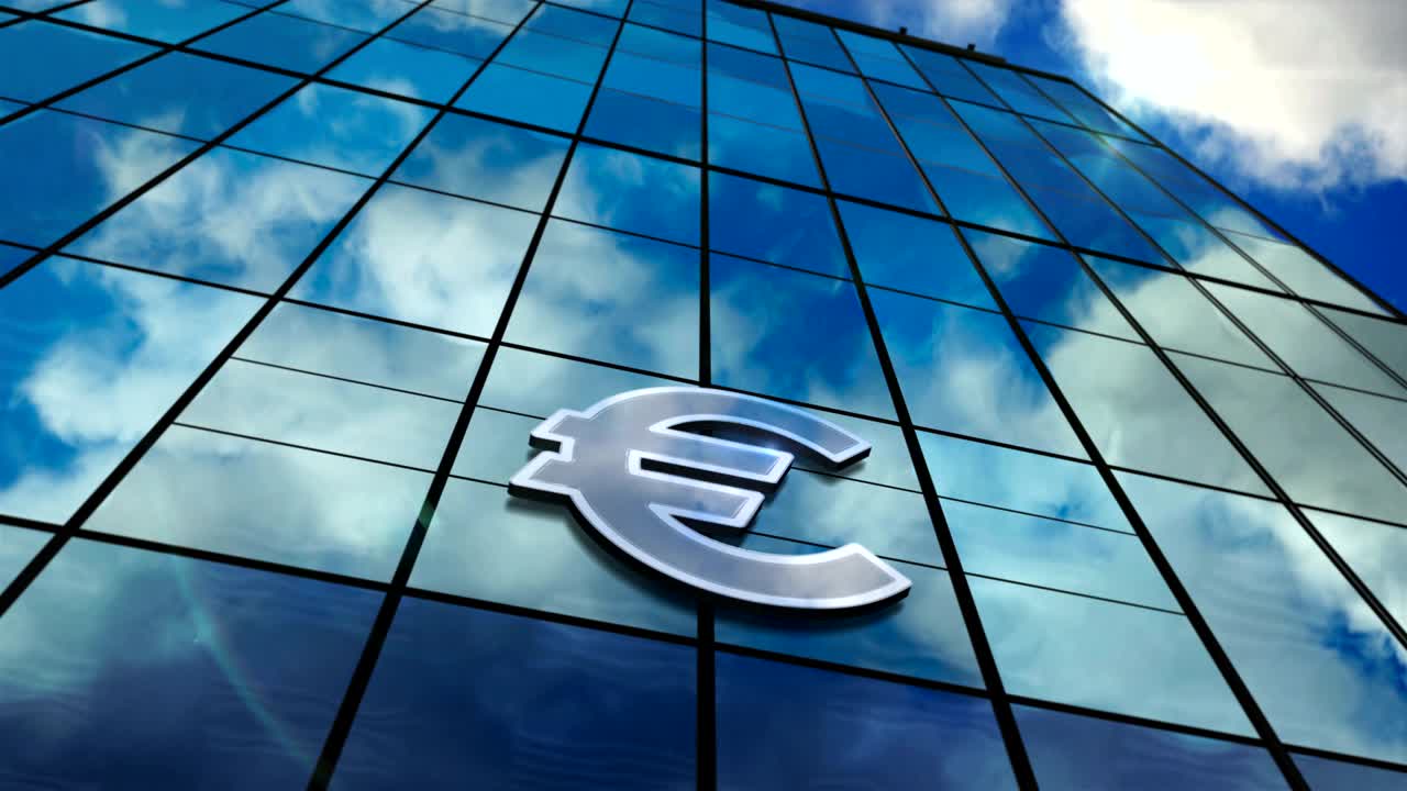 símbolo de la moneda del euro en un rascacielos de vidrio con animación de bucle del cielo espejado