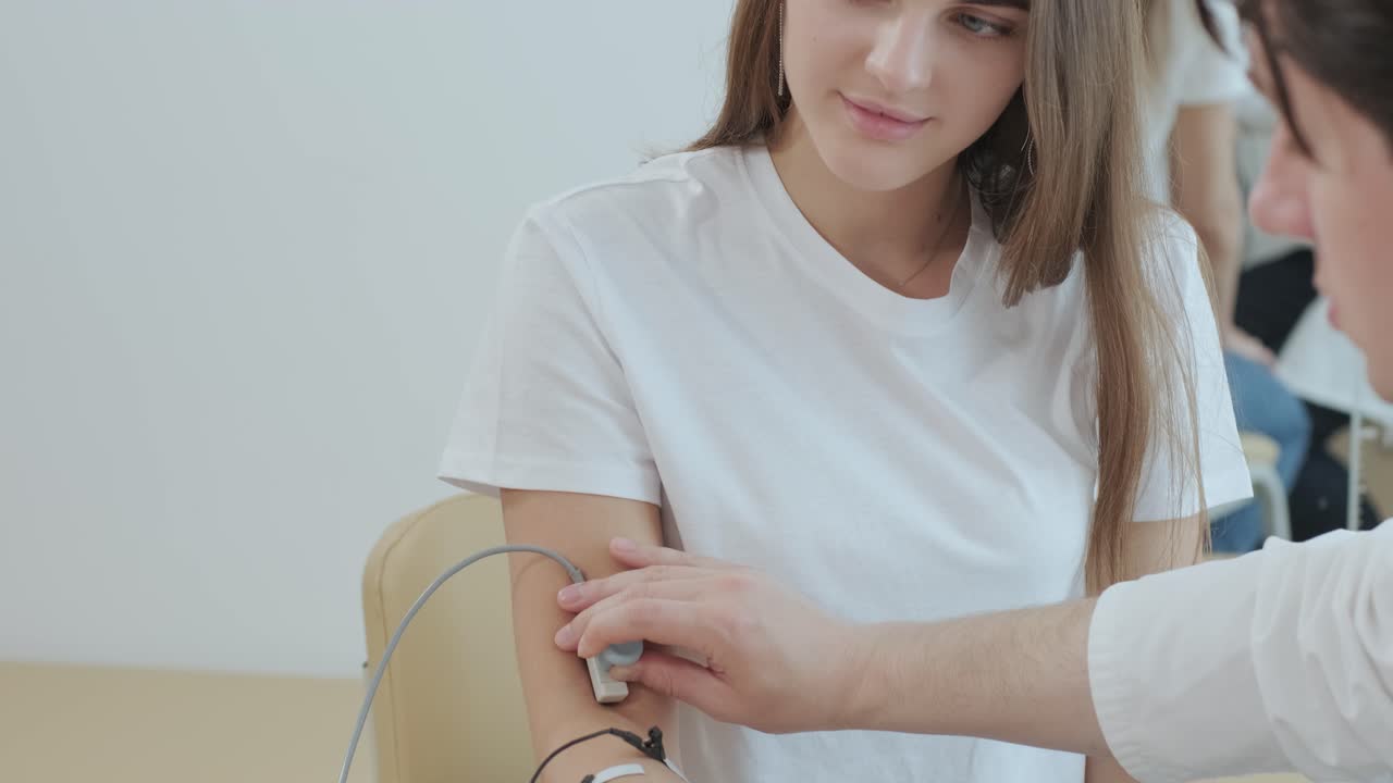 의료 센터에서 전기 근육 촬영을 사용하여 환자의 신경 검사를 수행합니다.