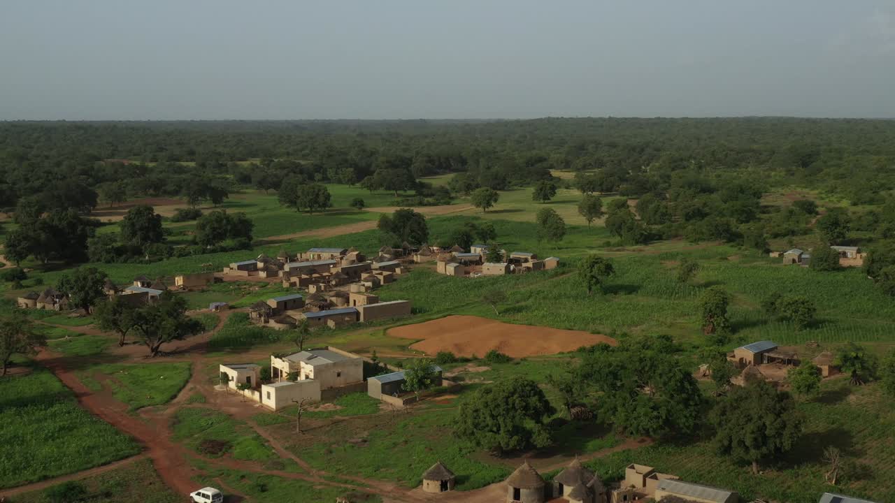 vista aérea de la aldea y el bosque de mali 6