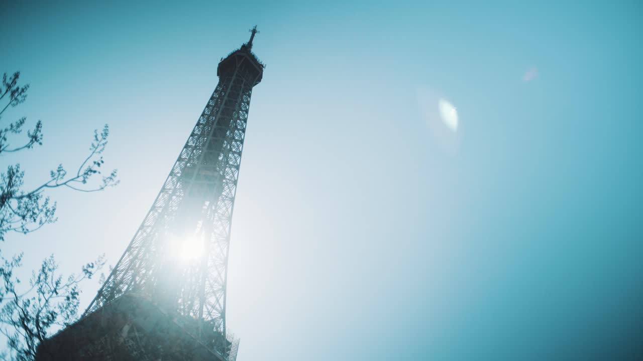 파리 에펠 타워: 빛과 푸른 하늘 아래의 빛