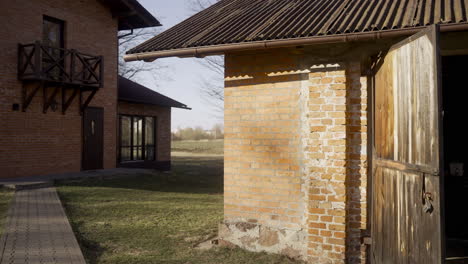 hermosa casa de ladrillo con ventanas en el campo