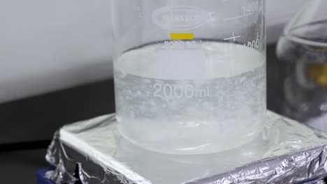 Un-Vaso-De-Precipitados-Se-Llena-De-Agua-Con-Un-Número-De-2000ml-Y-Tiene-Una-Composición-Química-Mixta--Primer-Plano